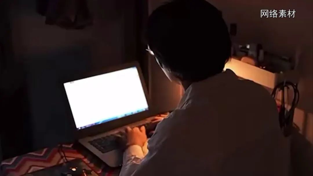 DƬ